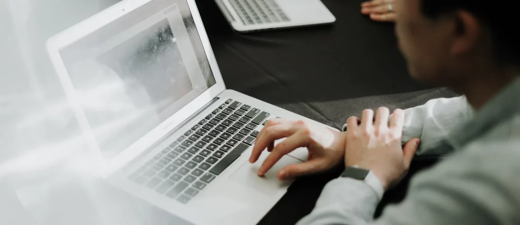Man werkt aan zijn laptop aan cashflow-analyse | Mr Cashflow